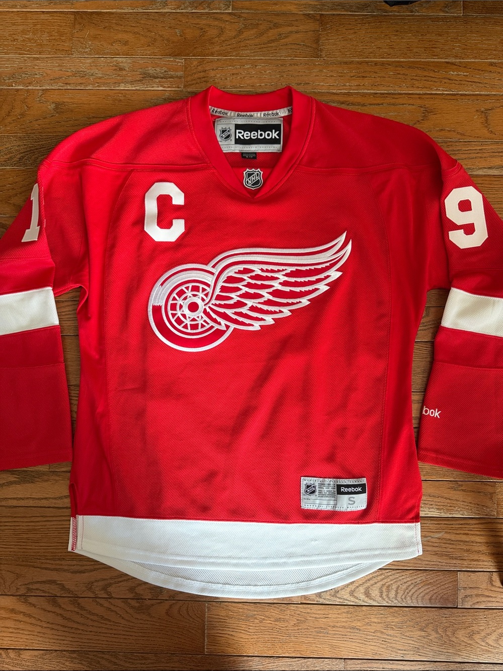Reebok Red Detroit Wings Captain Hockey Jersey